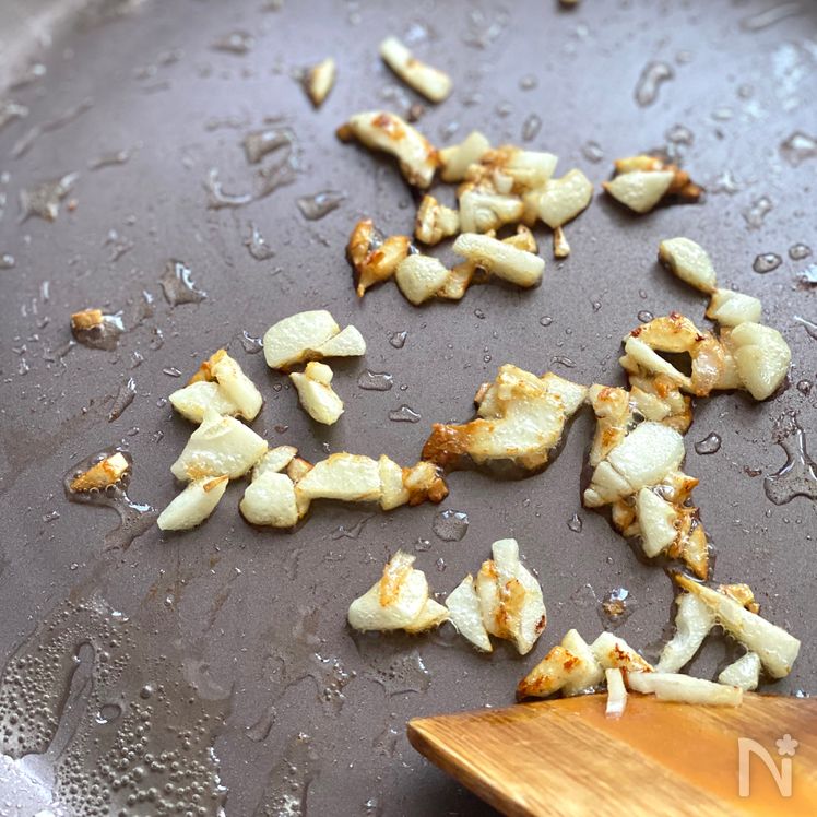 Garlicky Tomato & Tuna Salad (Umami-Rich, 5 Minutes) Process1