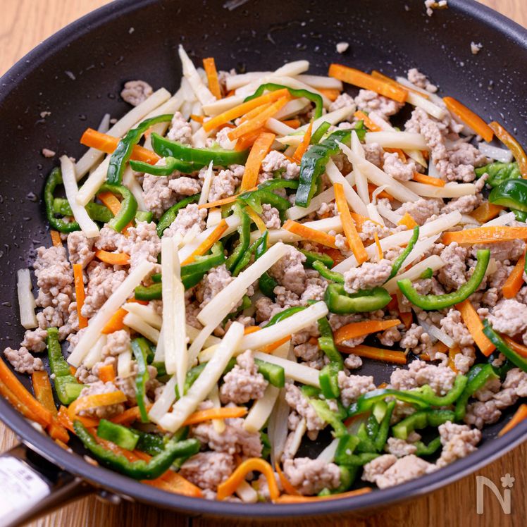 Julienned Stir-Fried Veggies and Ground Pork Chinjao Rosu Rice Bowl Process3