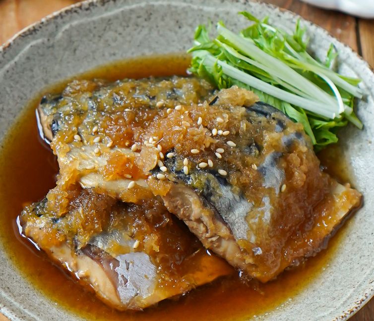 Pangunahing Mackerel na Nilaga na may Gadgad na Labanos (Mizore-ni)
