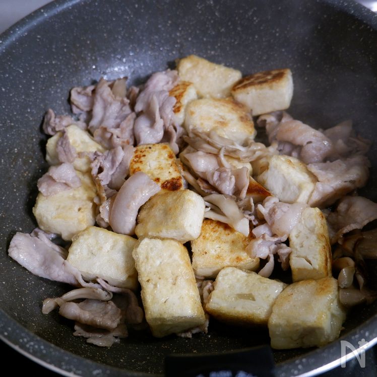 Delicious Japanese-Style Dish! Pork, Tofu, and Maitake Mushrooms with Egg Sauce Process4