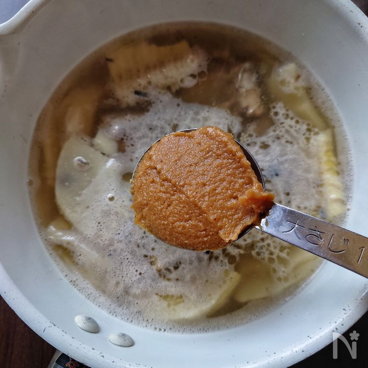 Traditional Nagano Miso Soup with Bamboo Shoots and Canned Mackerel Process2