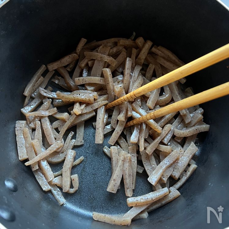Japanese Shira-ae: Creamy White Sesame Tofu with Konnyaku & Carrots Process3