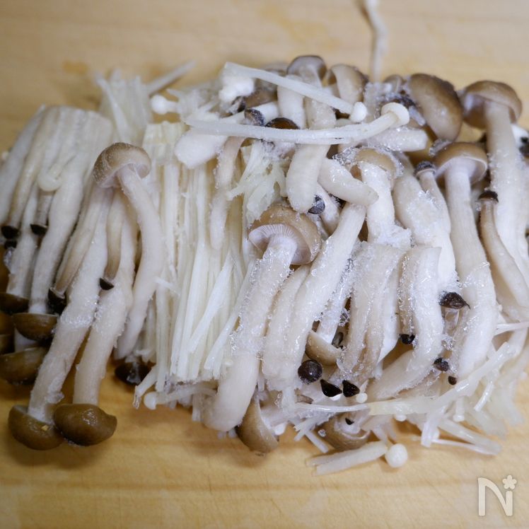 Grilled Salmon with Japanese Mushroom Sauce Process1