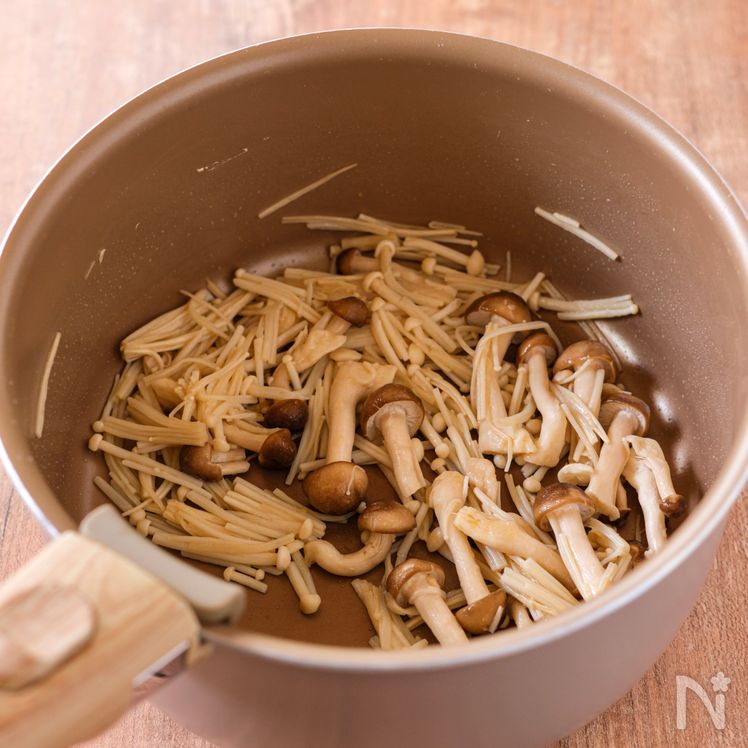 Tofu and Mushroom Miso Soup with Sesame Oil Process2