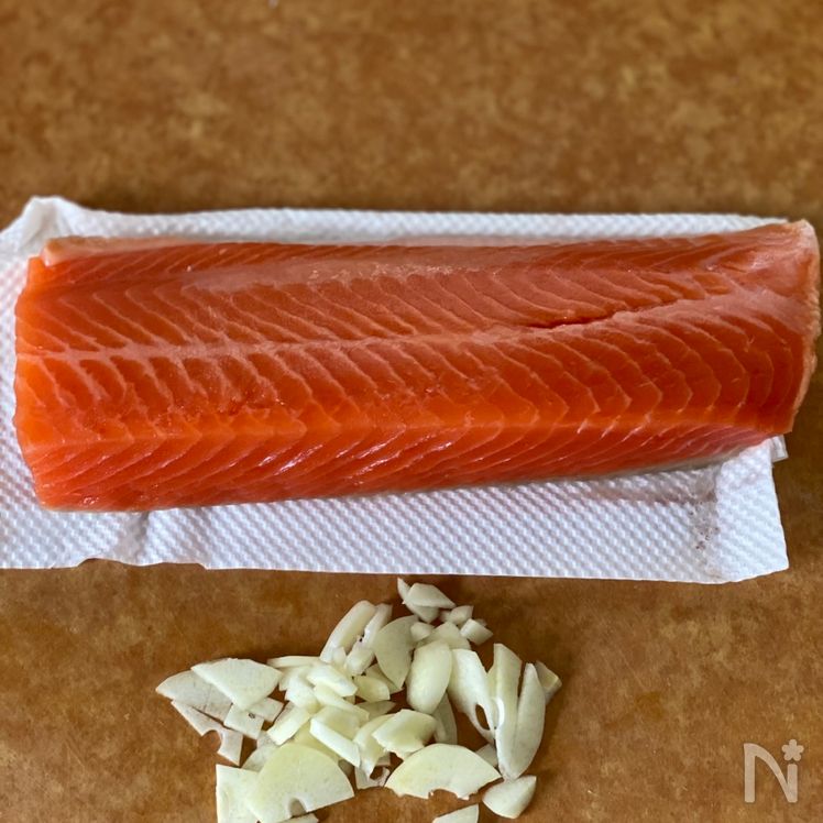 Seared Tataki Carpaccio-Style Salmon (サーモンのたたきカルパッチョ風) Process1