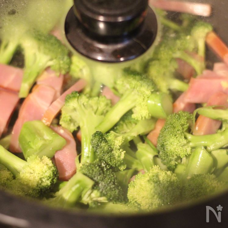 Fluffy Scrambled Eggs with Broccoli and Bacon Process2