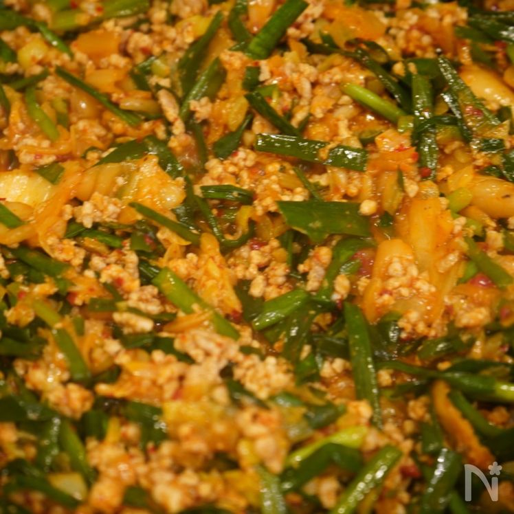 Ground Pork and Kimchi Rice Bowl with Garlic Chives Process3