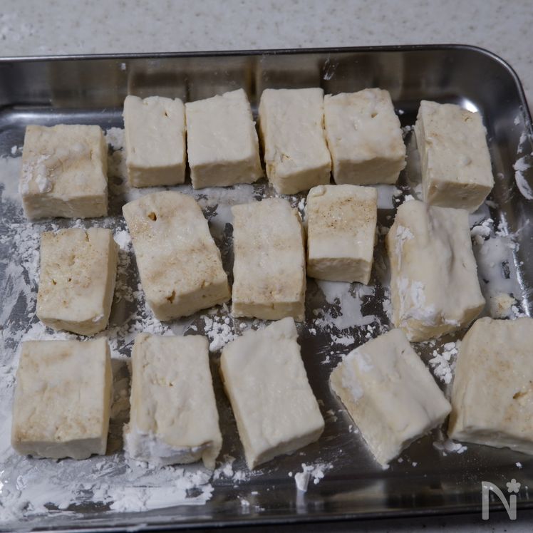 Delicious Japanese-Style Dish! Pork, Tofu, and Maitake Mushrooms with Egg Sauce Process2