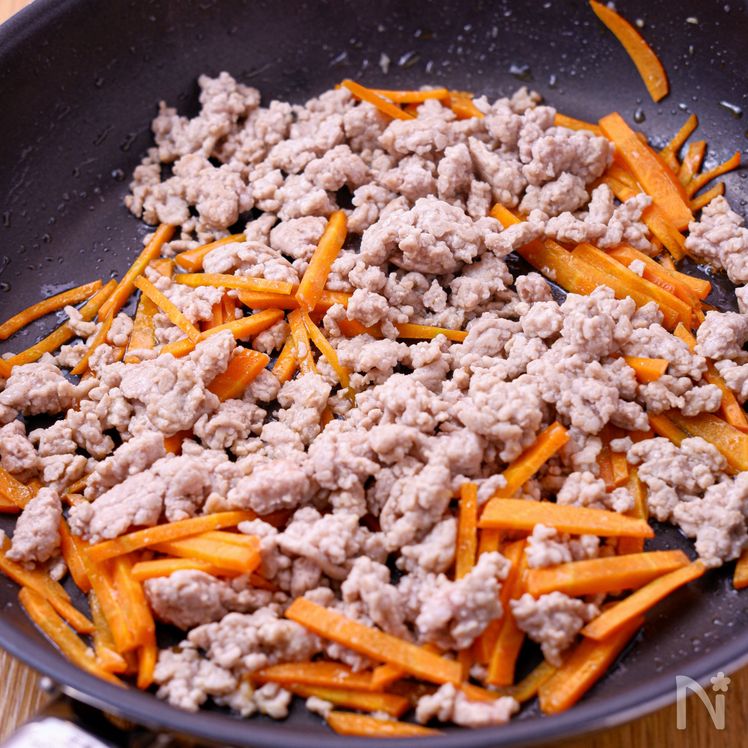 Julienned Stir-Fried Veggies and Ground Pork Chinjao Rosu Rice Bowl Process2