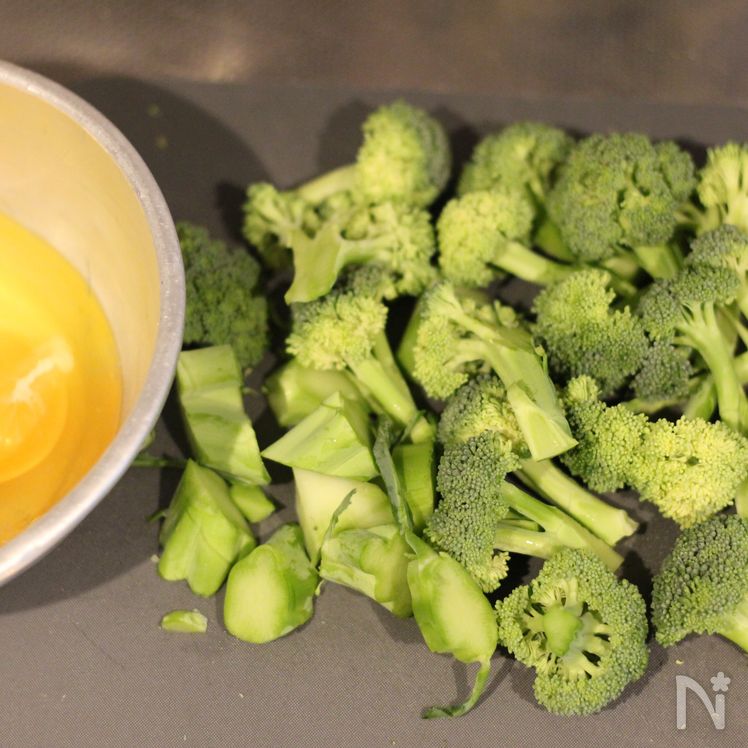 Fluffy Scrambled Eggs with Broccoli and Bacon Preparation