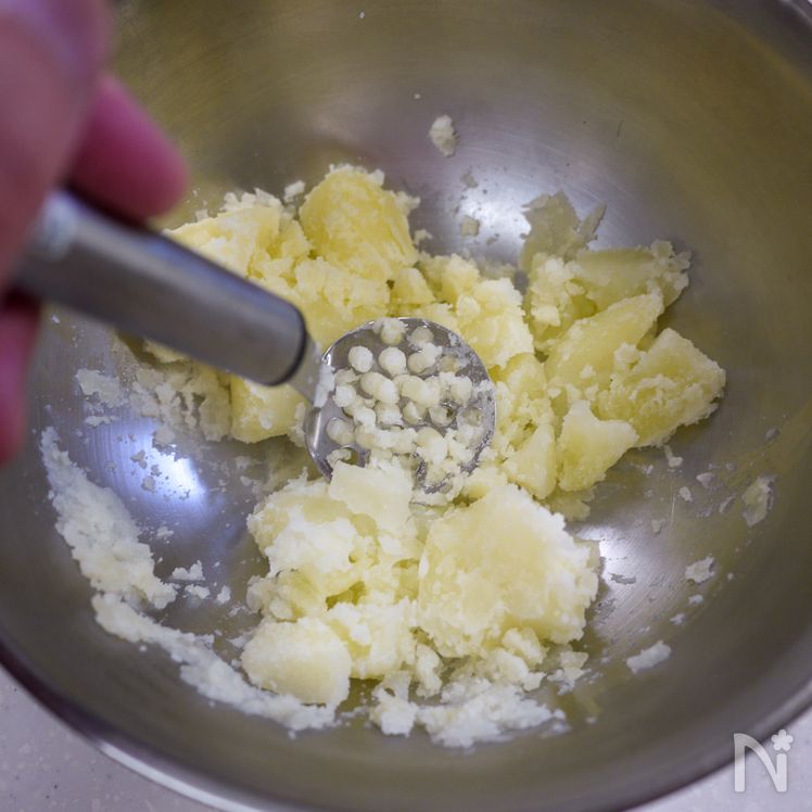 Japanese-Style Cubed Steak with Mashed Potatoes Preparation