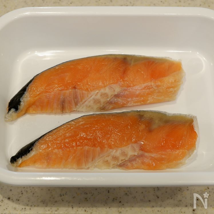 Salmon, Komatsuna, and Egg Tri-Color Rice Bowl Preparation