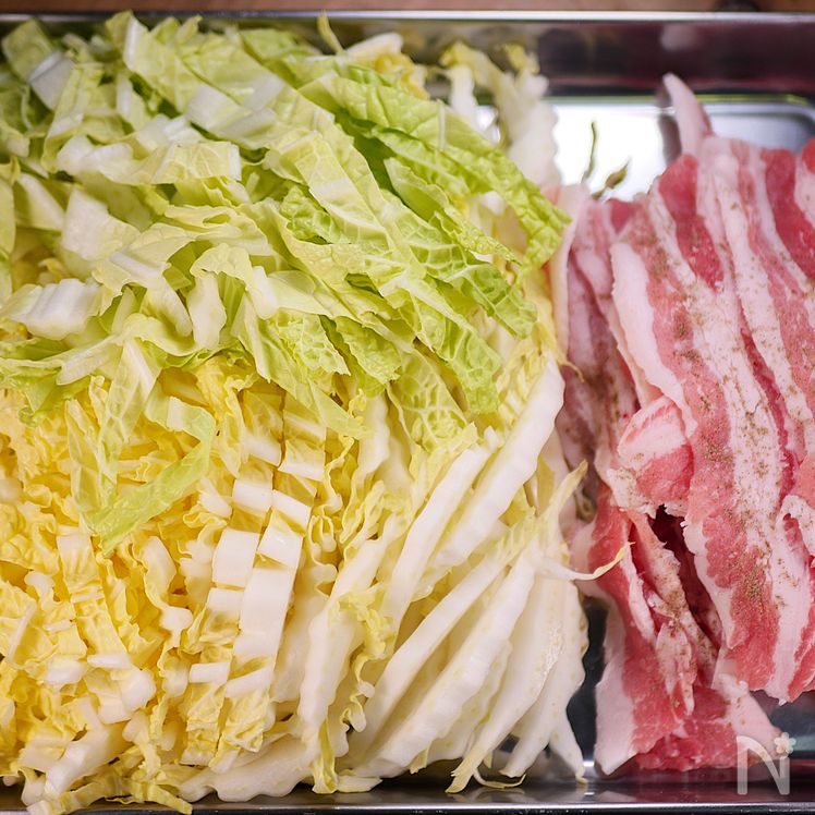 Japanese-Style Stir-Fried Pork and Napa Cabbage with Savory Salt & Umami Sauce Process1