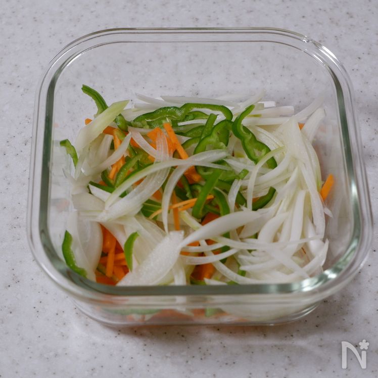 Refreshing Marinated Salmon with Vinegar and Vegetables (Nanban-Zuke Style) Process1
