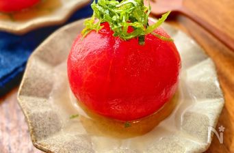 Tomates Inteiros Marinados em Shiro-Dashi