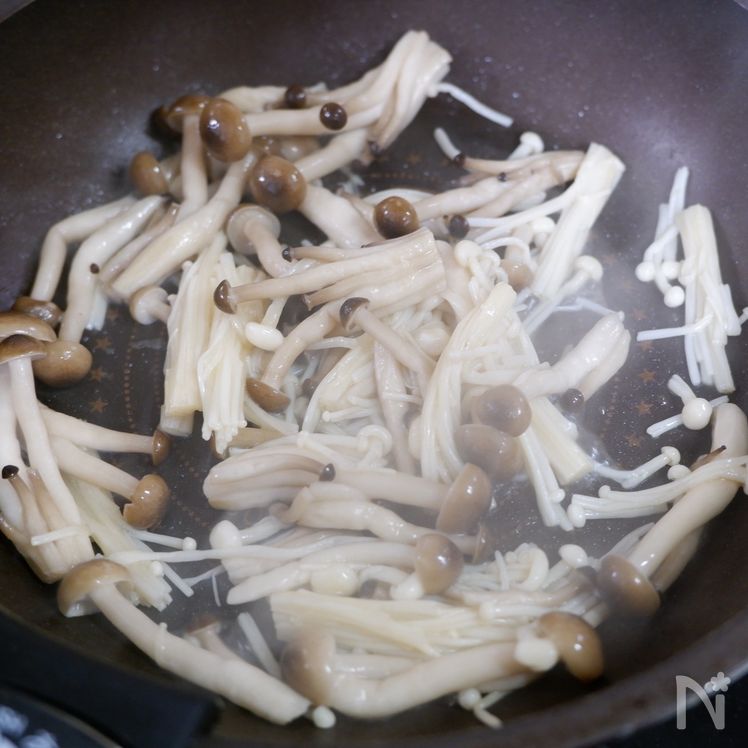 Grilled Salmon with Japanese Mushroom Sauce Process2