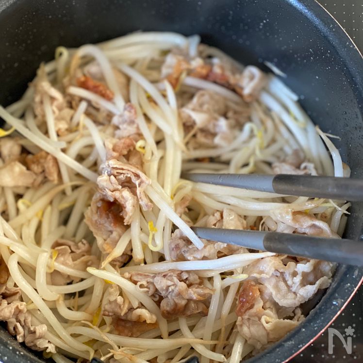 Hearty Miso Pork and Bean Sprout Soup Process2