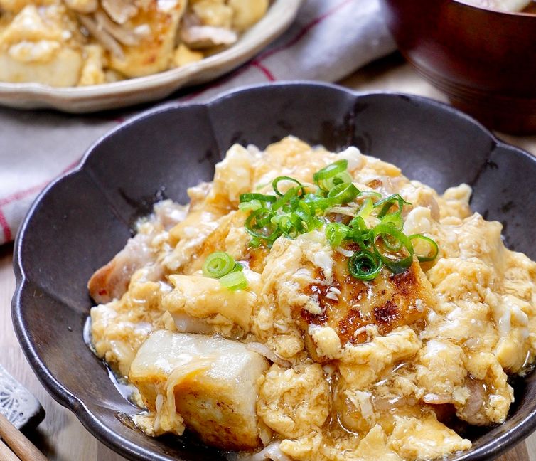 Delicious Japanese-Style Dish! Pork, Tofu, and Maitake Mushrooms with Egg Sauce