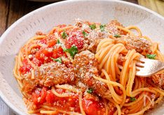 Pasta al pomodoro con maiale macinato in una sola padella (stile bolognese)