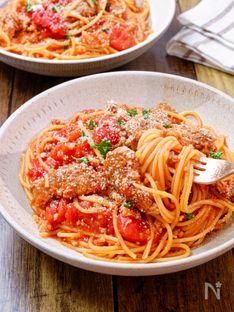 Eenpans tomatenpasta met gehakt varkensvlees (bolognese-stijl)