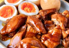 Coxas de frango teriyaki cozidas com ovos