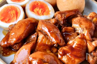 Coxas de frango teriyaki cozidas com ovos