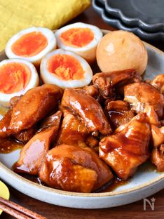 Gestoofde teriyaki kippenbouten met eieren