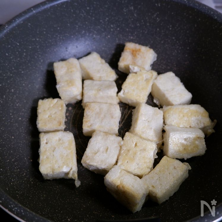 Delicious Japanese-Style Dish! Pork, Tofu, and Maitake Mushrooms with Egg Sauce Process3