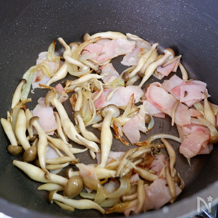 Japanese-Style Onion Soup with Bacon and Mushrooms Process3