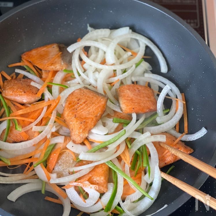 Salmon Nanbanzuke (Marinated Fried Salmon, 鮭の南蛮漬け) Process4
