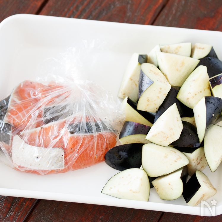 Pan-Fried Autumn Salmon and Eggplant with Aromatic Onion Sauce Process1