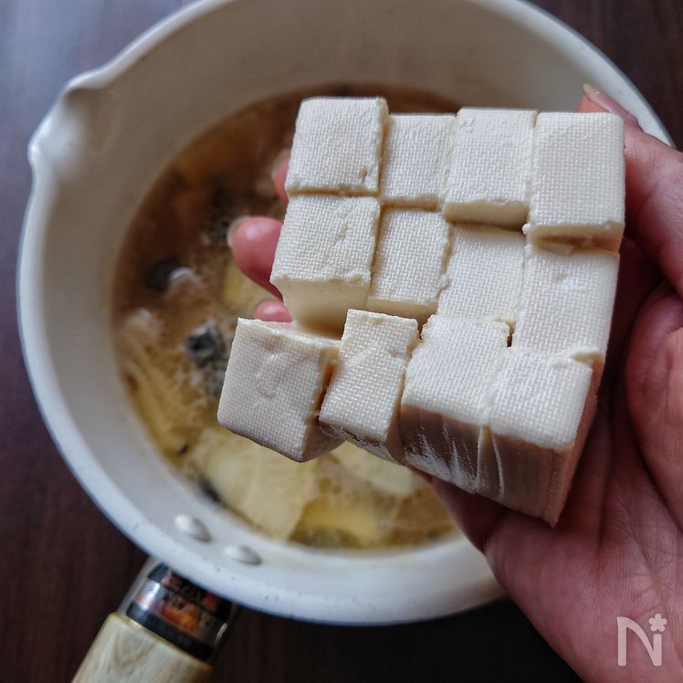 Traditional Nagano Miso Soup with Bamboo Shoots and Canned Mackerel Process3
