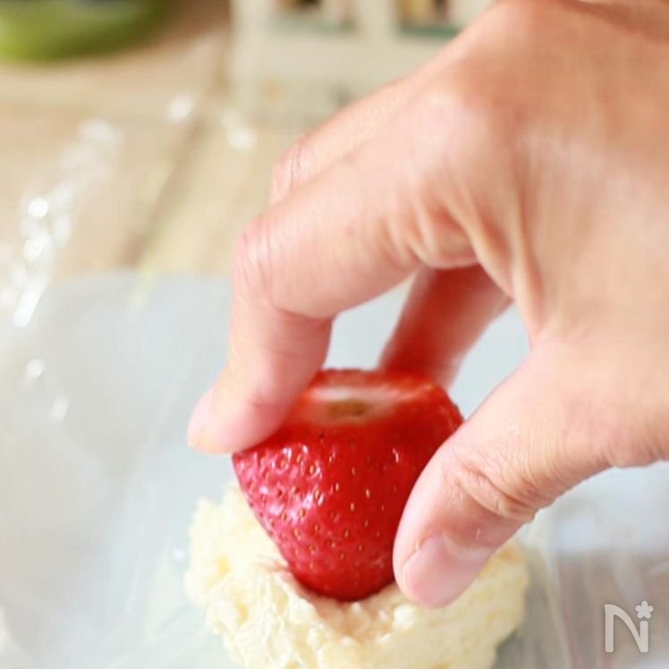 Fruit-filled Mochi (Fruit Daifuku) Process1