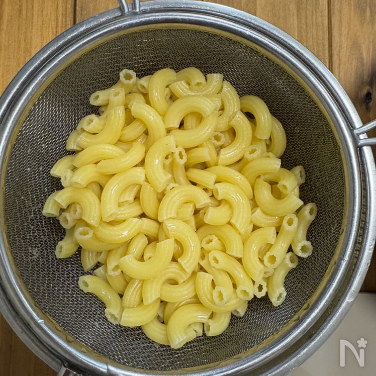 Curry-Flavored Macaroni Salad Preparation
