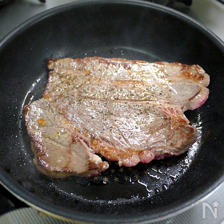 Japanese-Style Steak with Garlic Soy Butter Sauce Process2