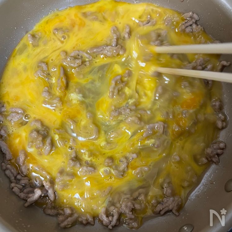 Pork and Fluffy Egg Rice Bowl with Thick Umami Sauce Process3