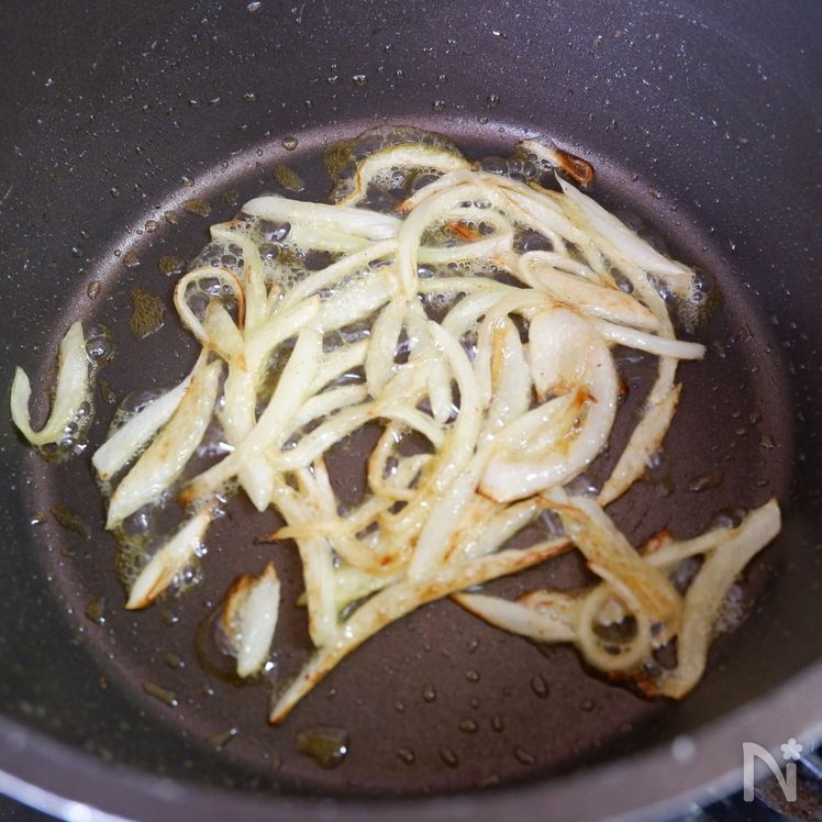 Japanese-Style Onion Soup with Bacon and Mushrooms Process2