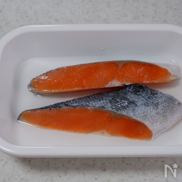 Easy Japanese Fish Dish: Pan-Fried Salmon with Butter Citrus Soy Sauce Process1