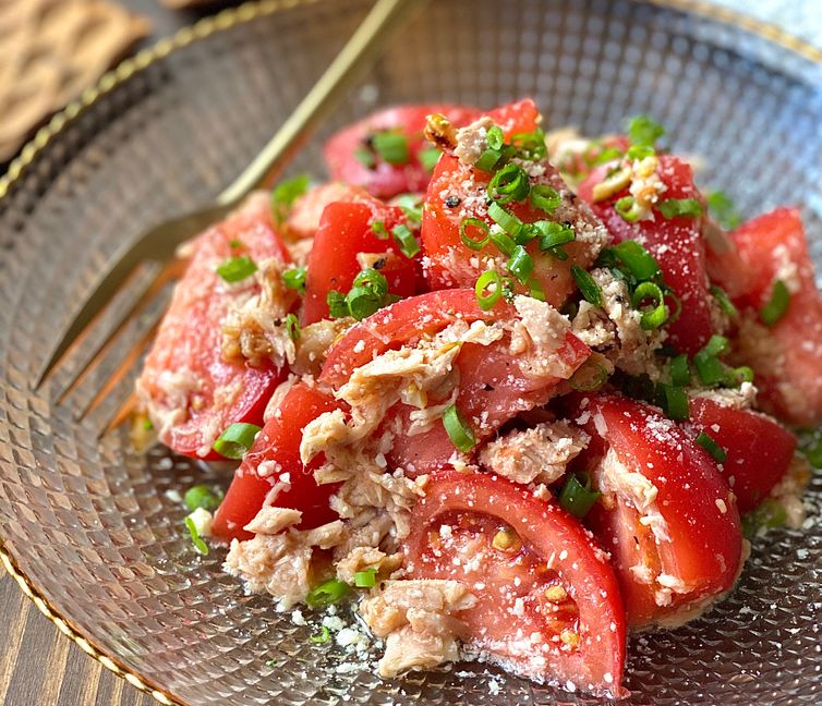 Garlicky Tomato & Tuna Salad (Umami-Rich, 5 Minutes)