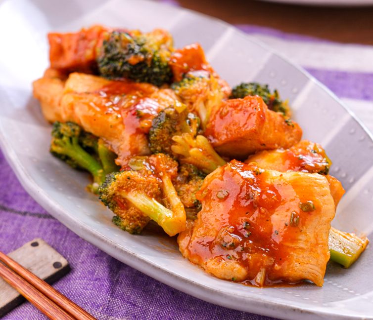 Spicy Chicken and Broccoli Stir-Fry in Chili Sauce
