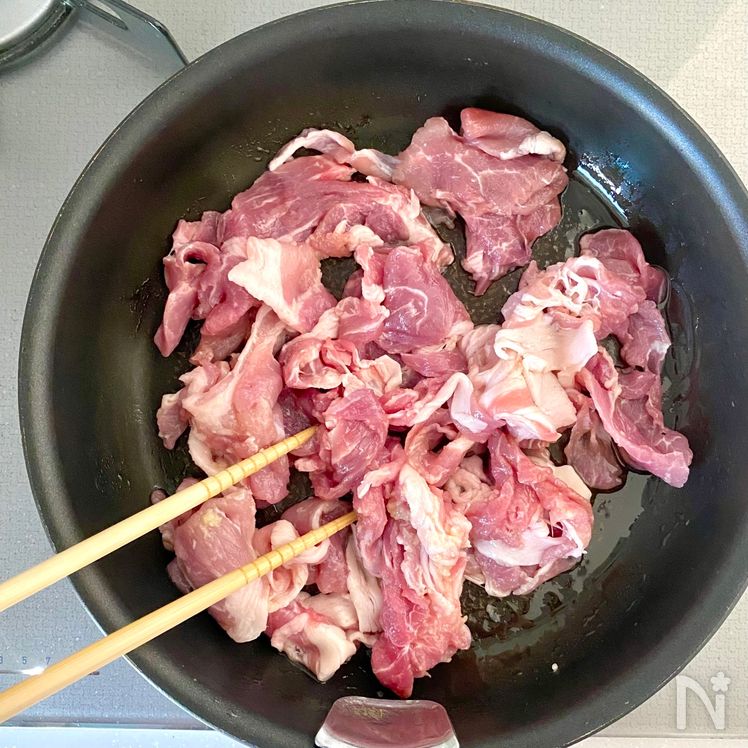 Savory Stir-Fried and Simmered Pork with Napa Cabbage in Salt Broth Process2