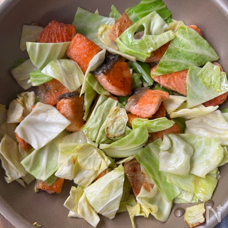 Salmon and Cabbage with Garlic Butter Soy Sauce Process3