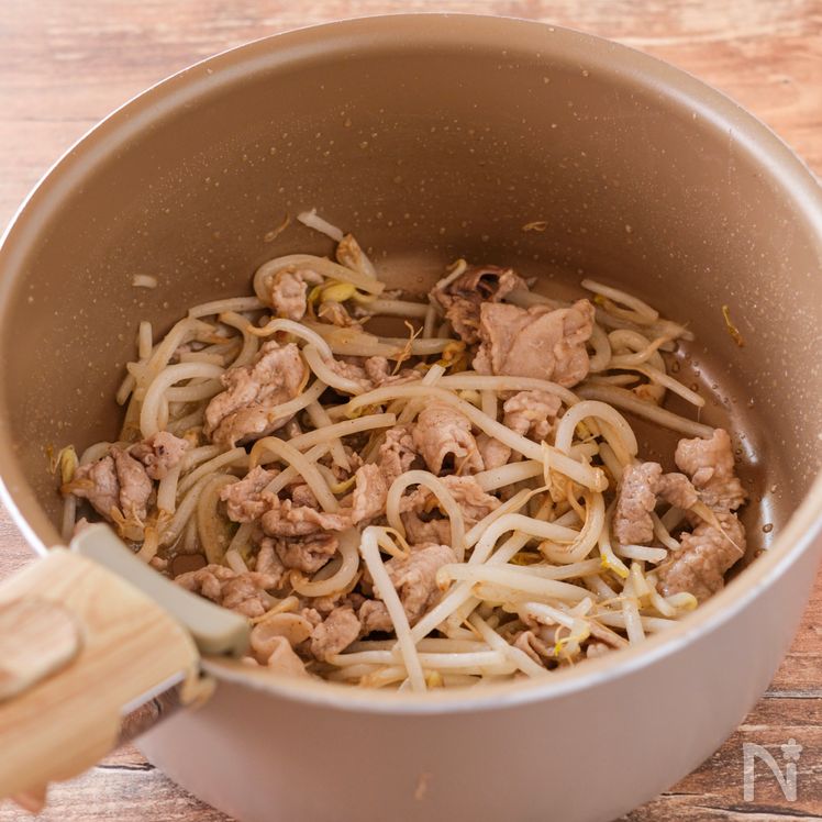 Simple Pork and Bean Sprout Miso Soup Process1