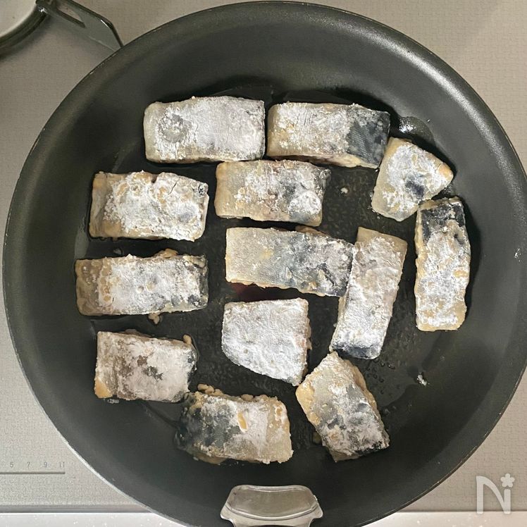 Crispy Outside, Fluffy Inside – Savory Pan-Fried Salted Mackerel Process2