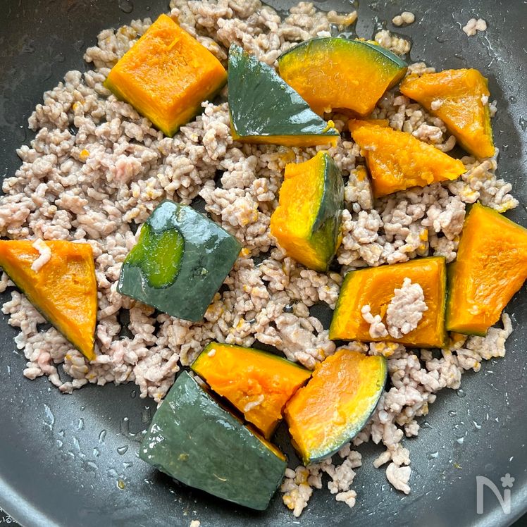 Tender Kabocha Simmered with Savory Pork Soboro Process2