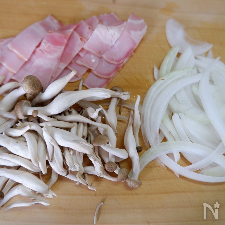 Japanese-Style Onion Soup with Bacon and Mushrooms Process1