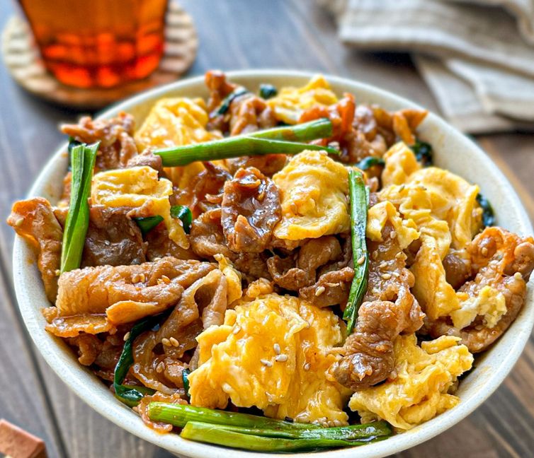 Sweet and Savory Pork and Garlic Chive Rice Bowl