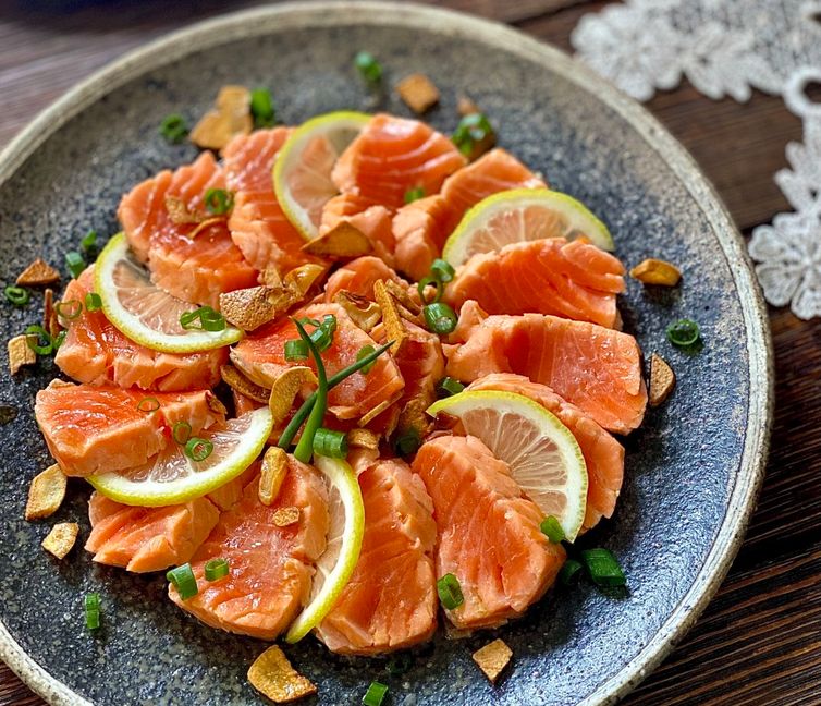 Seared Tataki Carpaccio-Style Salmon (サーモンのたたきカルパッチョ風)