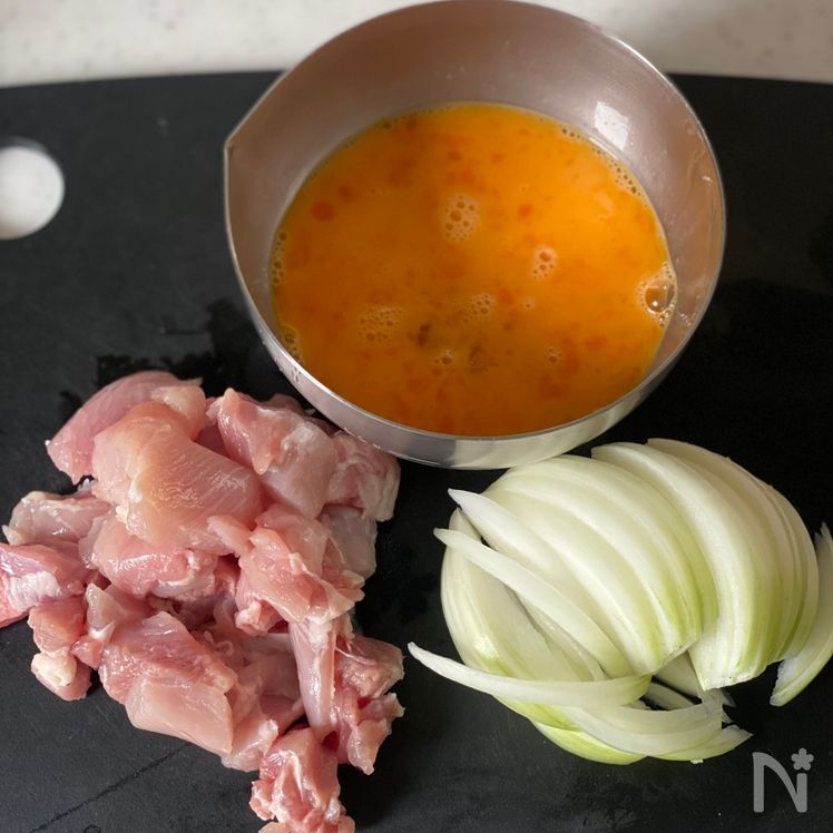 Fluffy and Tender Oyakodon (Chicken and Egg Rice Bowl) Process1