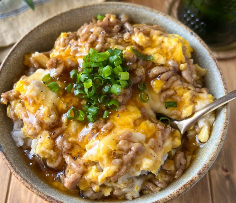 Pork and Fluffy Egg Rice Bowl with Thick Umami Sauce